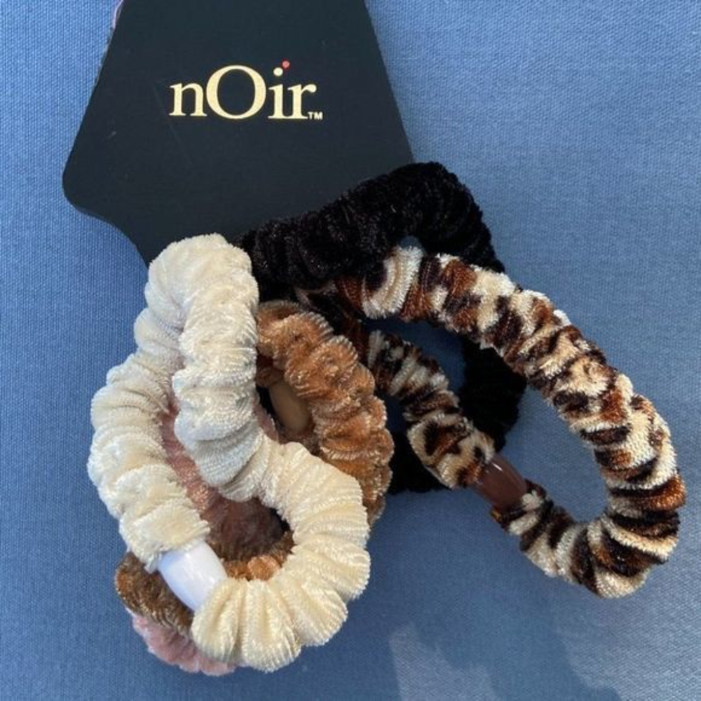 ⭐️4 for 25⭐️ NWT NOIR Scrunchie Set (5Pk)